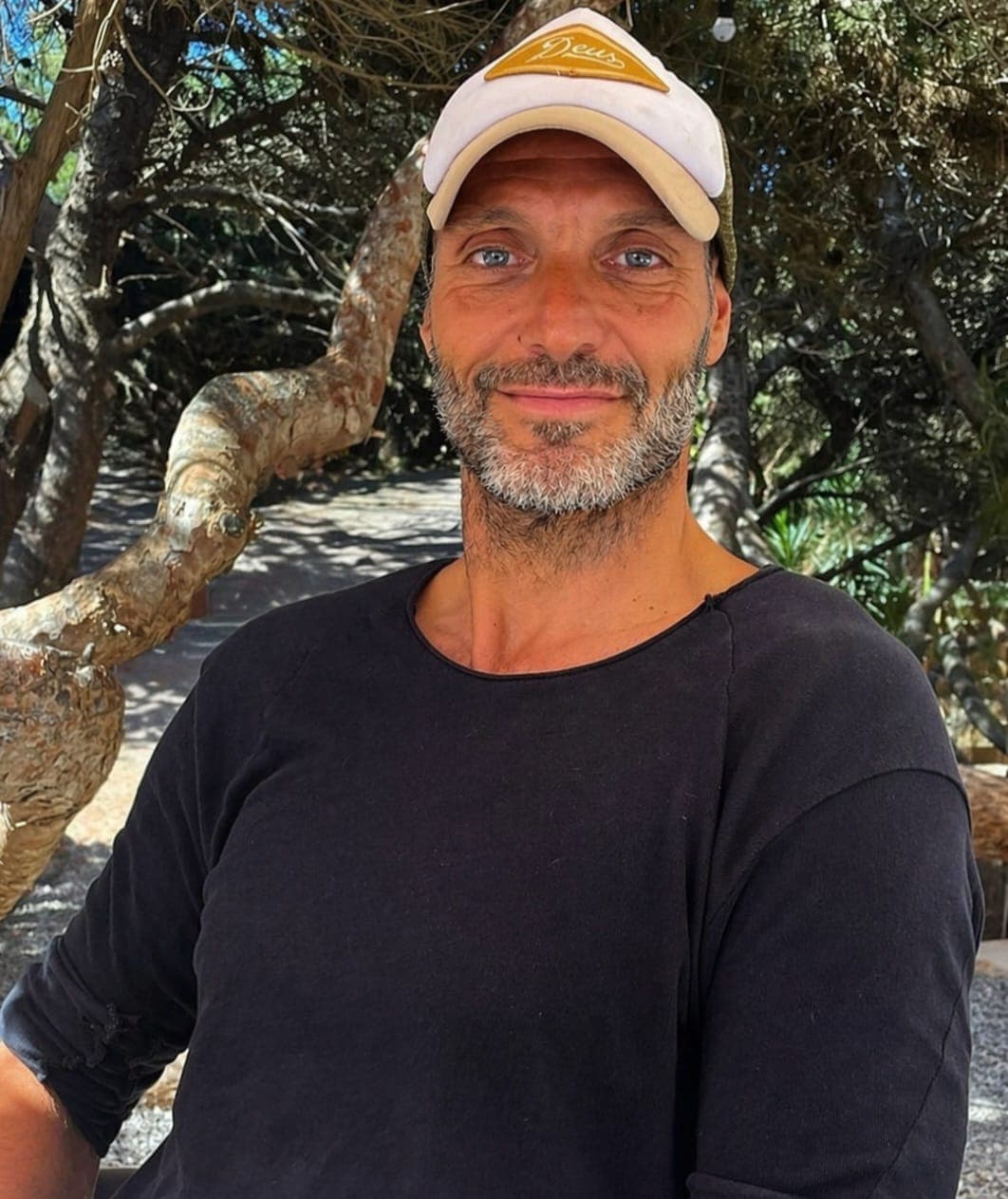 Maxim Rettich, oprichter van Boys To Men Retreat, lachend buiten met een pet