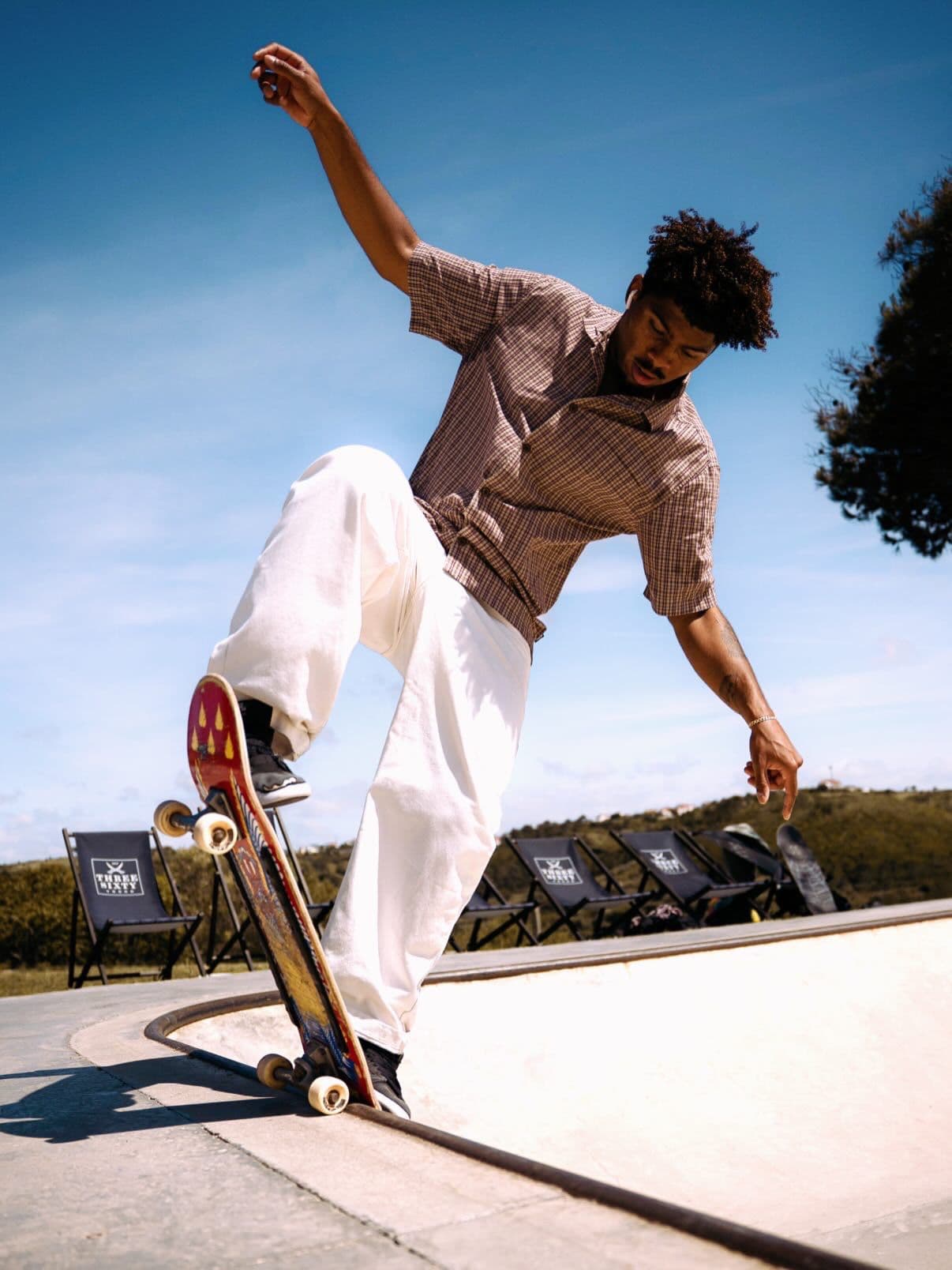 Rafa, coach de skate, longeant le bord d'un bowl sur son skateboard
